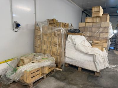 un tas de cartons et de palettes dans un entrepôt