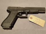 l'arme est à côté d'une étiquette sur la table