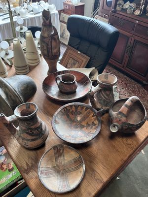 une table sur laquelle sont posées de nombreuses pièces de poterie