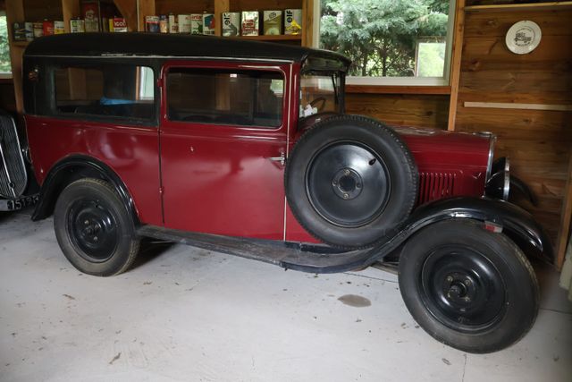 Véhicule particulier PEUGEOT 201 Boulangère immatriculé 804 LK 59...
