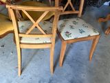 plusieurs chaises et une table dans une pièce avec beaucoup de meubles
