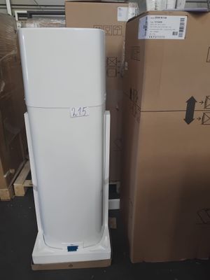 un réfrigérateur blanc posé à côté d'une pile de cartons