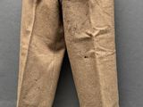 un vieux pantalon suspendu à une corde à linge