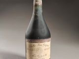 une bouteille de vin posée sur une table