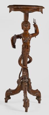 une image représentant une table en bois sur laquelle se trouve une statue