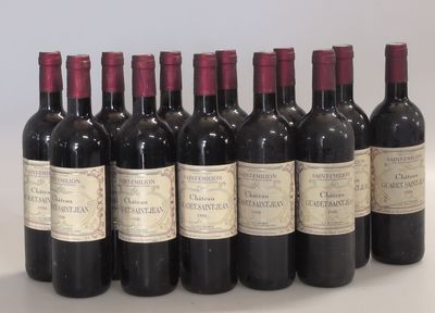 plusieurs bouteilles de vin sont alignées sur une table