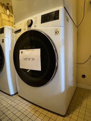 deux machines à laver placées l'une à côté de l'autre dans une buanderie
