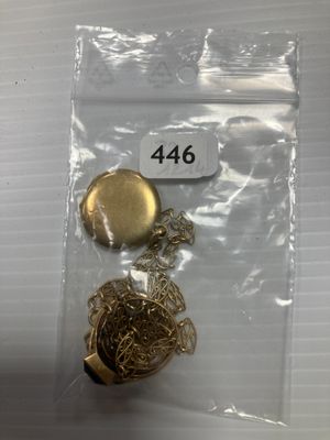 un gros plan sur un cadenas doré entouré d'une chaîne