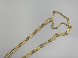 un collier plaqué or avec une longue chaîne et un fermoir long
