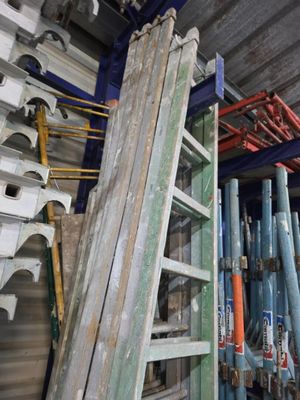 plusieurs pièces de bois sont empilées dans un entrepôt