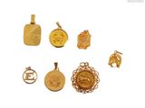 Plusieurs types de bijoux en or sont présentés sur un fond blanc