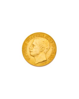 gros plan d'une pièce d'or sur une surface blanche