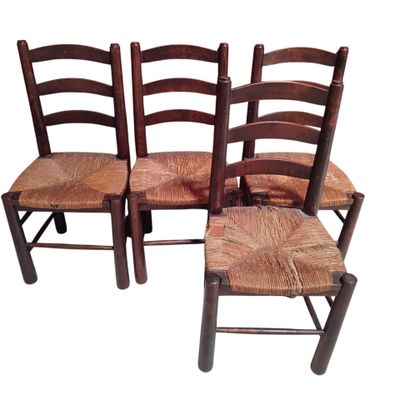 trois chaises en bois avec une assise marron et une assise marron