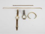 un assortiment de montres, de bracelets et de bagues