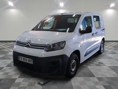 la camionnette blanche est garée sur le sol en damier d'une pièce