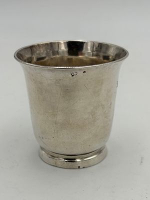 Gobelet sur pied en argent uni, de forme légèrement évasée, …