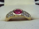 une image représentant une bague sertie d'un rubis et de diamants