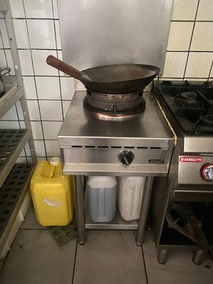 une poêle posée sur une cuisinière dans une cuisine