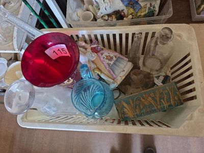 un panier rempli d'objets posé sur une table