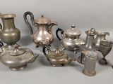 beaucoup d'objets en argent posés sur une table