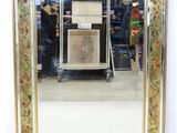 cadre de miroir avec une bordure dorée et un motif floral sur les bords