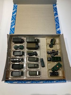 une boîte contenant tout un tas de petites voitures