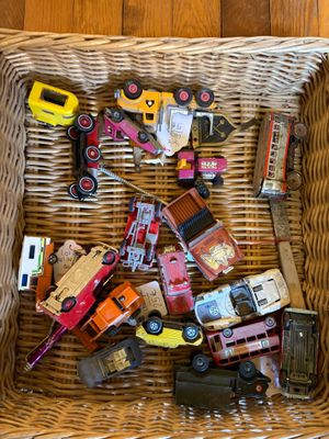 Lot de petites voitures en metal et résine.