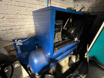 un compresseur COMPAIR type Silpack, avec sa cuve de 500 lit…