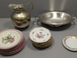 beaucoup d'assiettes et un pichet sur la table