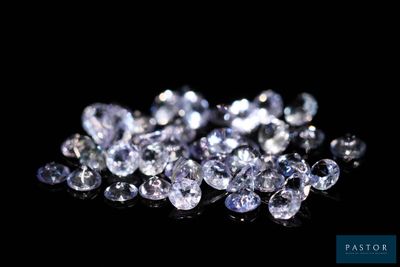 un tas de diamants blancs sur une surface noire