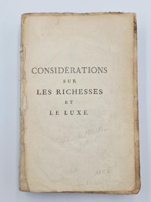 un vieux livre posé sur une table blanche