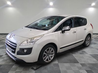 la photo d'une petite voiture blanche garée dans un garage