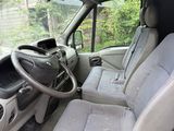 vue de l'intérieur d'une camionnette avec le siège conducteur relevé