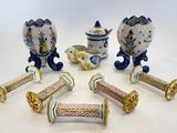 cinq figurines en porcelaine posées sur une table