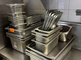de nombreuses casseroles et poêles sur le comptoir de la cuisine