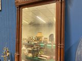 un miroir posé sur une commode dans une pièce