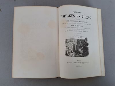 un livre ouvert posé sur une table