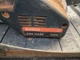 l'arrière d'une machine posée sur une table