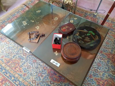 une table en verre avec un plateau en verre sur lequel sont posés divers objets