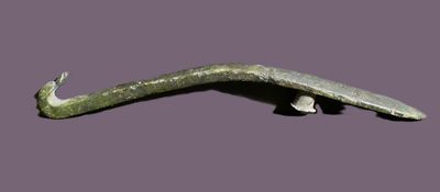 Chine. Fibule en bronze à patine verte avec une extrémité te…