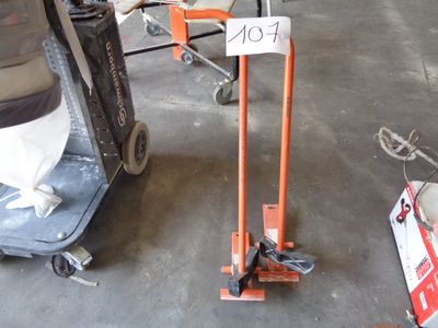 a sign that says don ' t sit on a dolly in a garage