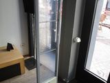 une porte vitrée ouverte dans une pièce