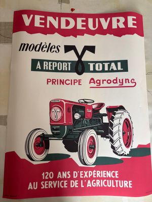 Une publicité pour un tracteur agricole est posée sur une table