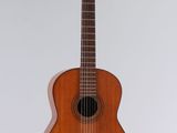 gros plan d'une guitare acoustique sur fond blanc