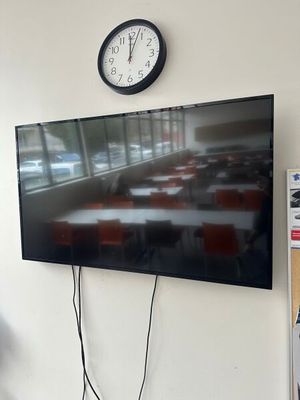 un grand téléviseur à écran plat accroché au mur