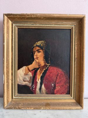 tableau représentant une femme vêtue d'une veste rouge, dans un cadre doré