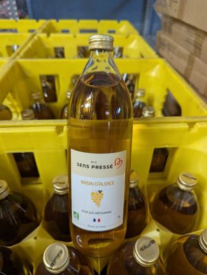 une caisse jaune remplie de bouteilles de vin et une bouteille de vin