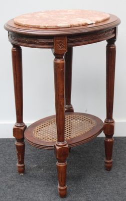 une petite table sur laquelle est posé un panier