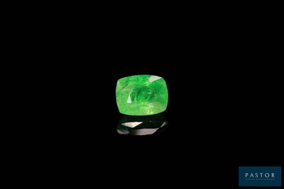 une pierre d'émeraude verte sur un fond noir