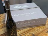 une bouteille de vin posée sur une table à côté d'un carton de vin